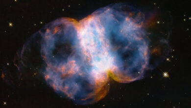 Photo of Телескоп «Хаббл» отметил 34-ю годовщину работы красочным изображением туманности Гантель